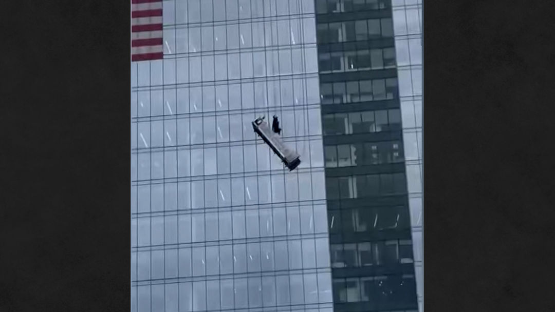 Así fue el rescate de unos limpiadores de ventanas que se quedaron varados a 15 pisos de altura | ViX