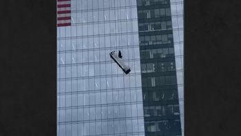 Así fue el rescate de unos limpiadores de ventanas que se quedaron varados a 15 pisos de altura