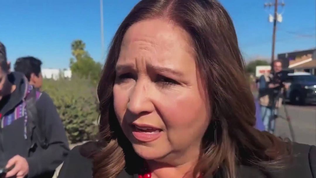 Congresista Grijalva denuncia que agentes federales le rociaron gas pimienta durante un operativo | ViX