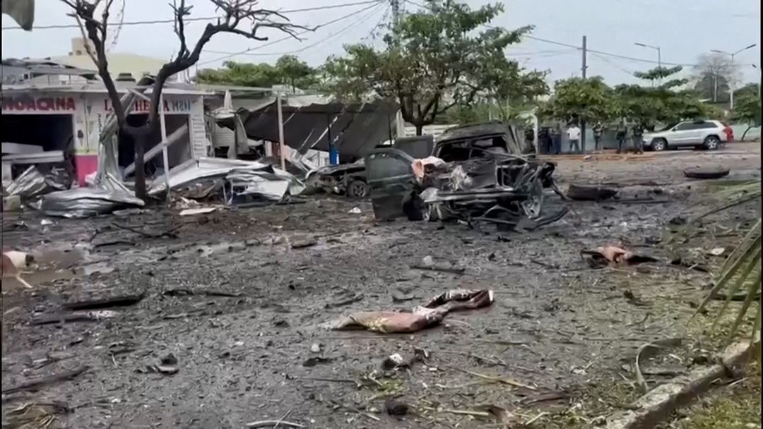 Coche bomba explota en una base policial de Michoacán: deja cinco muertos y varios heridos | ViX