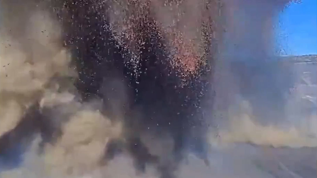 Una cámara colocada en el volcán Kilauea capta el momento en que su lava la destruye | ViX