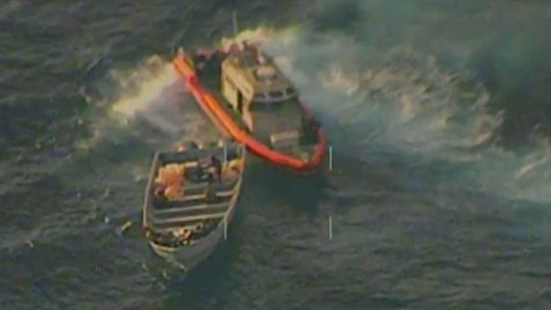 Revelan video en el que la Guardia Costera de EEUU confisca más de 9 toneladas de cocaína en altamar | ViX