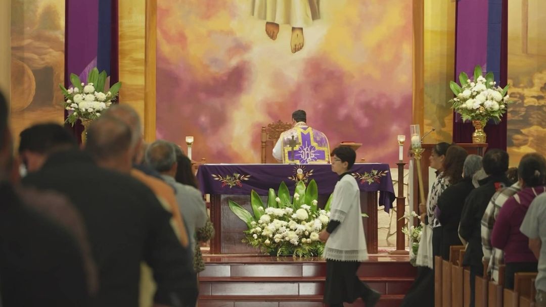 Temor a operativos migratorios impacta en la asistencia a iglesias hispanas en EEUU, según estudio | ViX