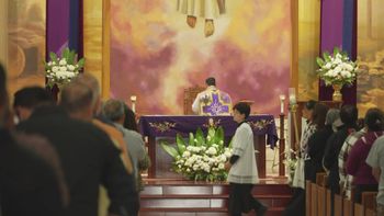 Temor a operativos migratorios impacta en la asistencia a iglesias hispanas en EEUU, según estudio