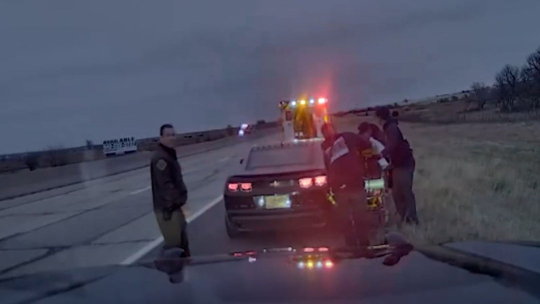 Mujer da a luz a en medio de una autopista con la ayuda de un agente | ViX