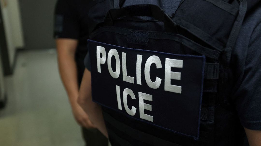 ¿Puedes grabar a un agente de Inmigración? Te explicamos qué puedes hacer (y qué no) en una redada | ViX
