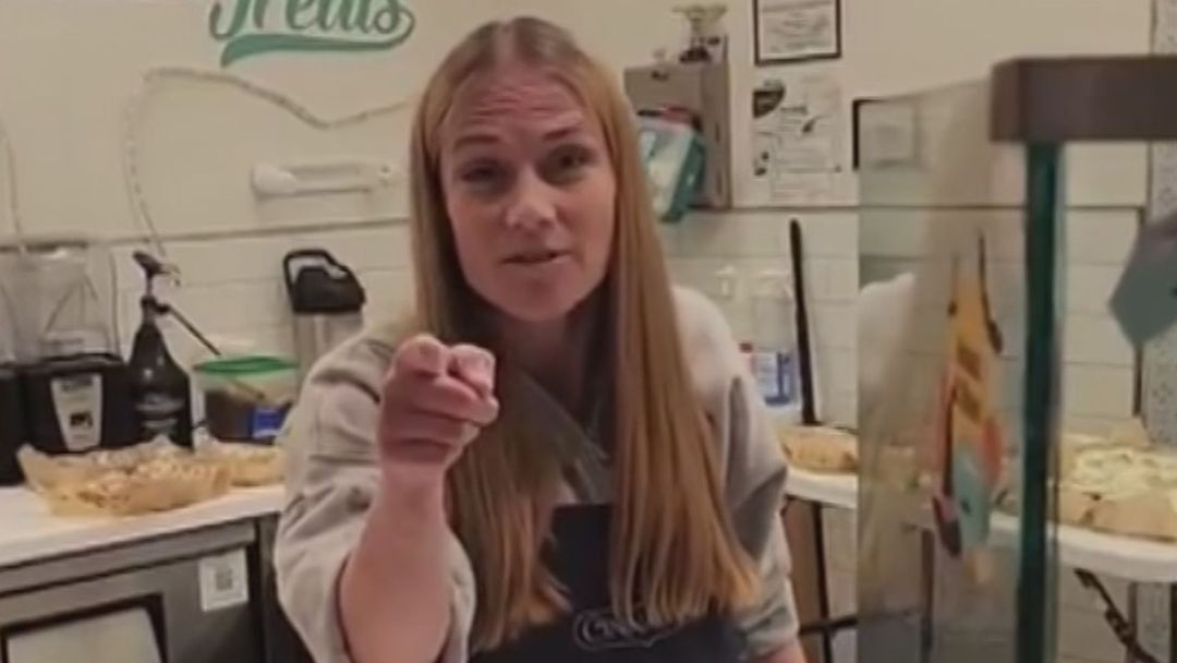 Trabajadora de Cinnabon le grita insultos racistas a pareja inmigrante: fue despedida del trabajo | ViX