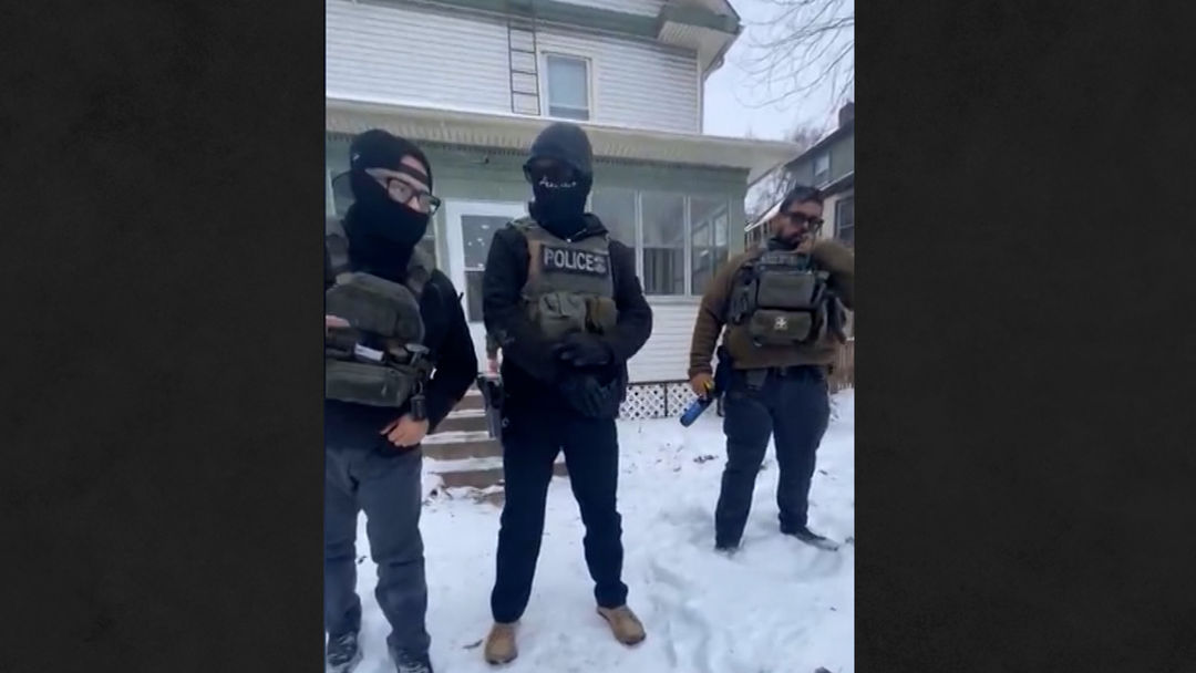 Con silbatos y cuestionamientos: así fue como una comunidad en Minneapolis confrontó a agentes de ICE | ViX