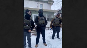 Con silbatos y cuestionamientos: así fue como una comunidad en Minneapolis confrontó a agentes de ICE