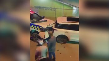 Joven hispano muere atropellado por una patrulla de policía: la comunidad intentó quemar el cuartel