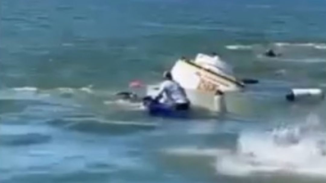 Naufraga una embarcación con más de 50 personas a bordo: una niña está entre los fallecidos | ViX