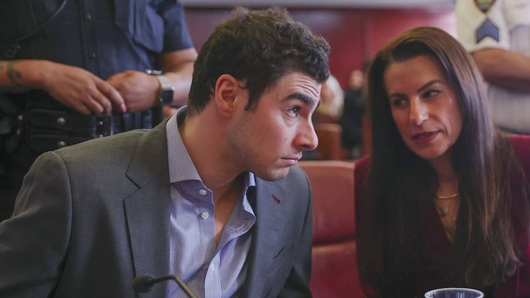 Agente que revisó la mochila de Luigi Mangione durante su arresto cuenta en corte lo que encontró | ViX