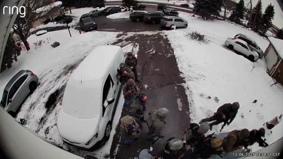 La cámara de un timbre capta operativo de ICE que dejó a niña de 7 años separada de sus padres | ViX