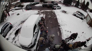 La cámara de un timbre capta operativo de ICE que dejó a niña de 7 años separada de sus padres