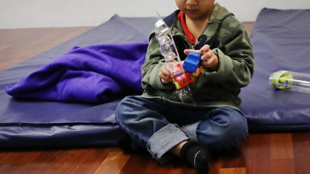 Menor no acompañada de 3 años es presentada sin abogado en una corte de Inmigración | ViX