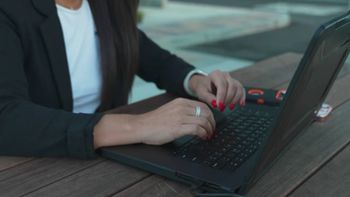 FBI alerta sobre el aumento de estafas por los falsos 'secuestros virtuales': te explicamos qué son