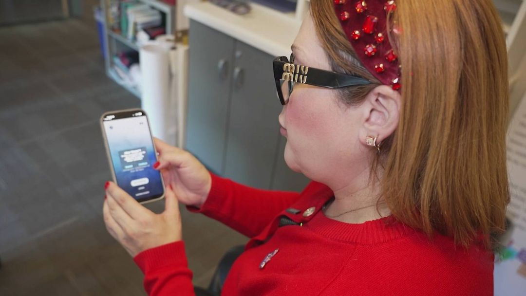 Lanzan una app que alerta a la comunidad cuando un ser querido es detenido por ICE: así funciona | ViX