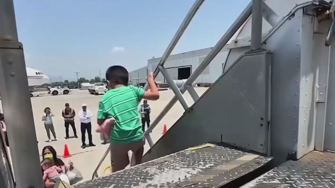 ¿Qué implicaciones tiene que jueces permitan a niños enfrentar audiencias solos y sin abogado? | ViX