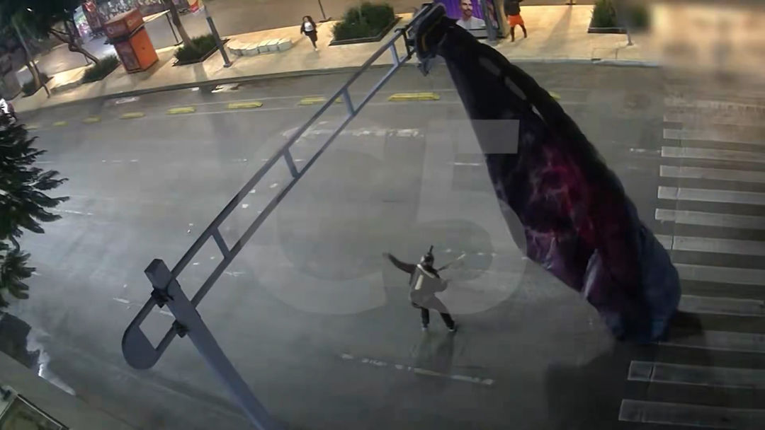 Paracaidista estadounidense queda atorado en un semáforo del centro de la Ciudad de México | ViX