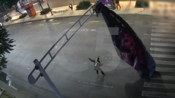 Paracaidista estadounidense queda atorado en un semáforo del centro de la Ciudad de México