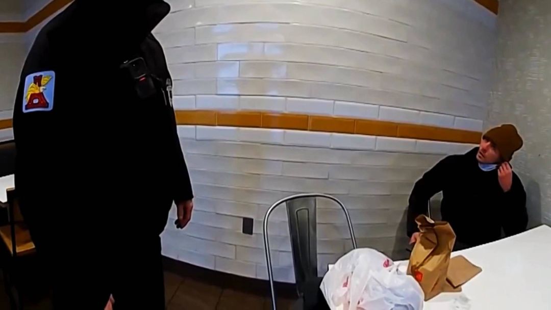 El momento en que policías confrontan a Luigi Mangione en un McDonald's: imágenes de cámara corporal | ViX