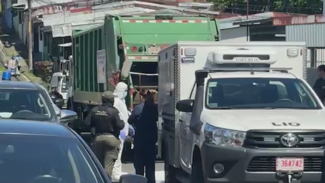 Hallan el cuerpo de un bebé recién nacido en un camión de basura: buscan identificar a la madre | ViX