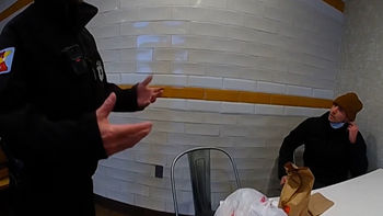 En video: El momento en que la policía confronta a Luigi Mangione previo a su detención en un McDonald’s