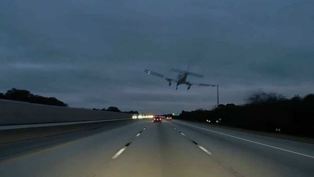 El momento en que una avioneta choca contra un auto tras aterrizar de emergencia en una autopista | ViX
