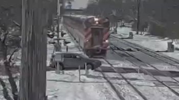 El momento en que un tren de pasajeros choca a gran velocidad con un auto en un cruce ferroviario