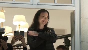 María Corina Machado hace su primera aparición pública desde el balcón del Grand Hotel en Olso