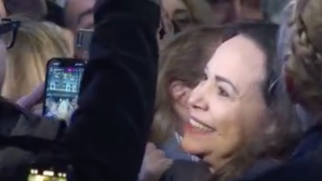 El momento en que María Corina Machado sale del hotel en Oslo para saludar de cerca a sus seguidores | ViX