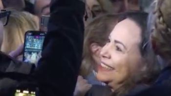 El momento en que María Corina Machado sale del hotel en Oslo para saludar de cerca a sus seguidores