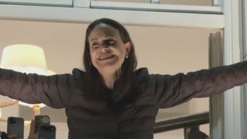 Aparición pública de María Corina Machado en Oslo: cantó el himno de Venezuela y abrazó a seguidores