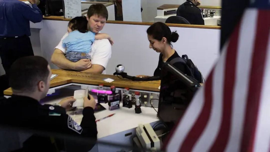 EEUU planea revisar el historial de redes sociales de ciertos turistas: ¿a quiénes afectaría? | ViX