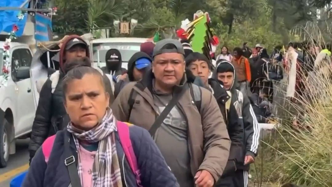 Ni el dolor los detiene: la dura travesía de peregrinos que caminan hacia la Basílica de Guadalupe | ViX