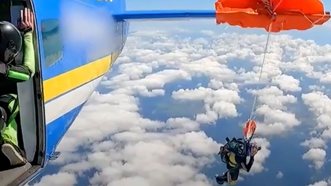 En video: El aterrador momento en el que un paracaidista se queda atascado en la cola de un avión | ViX
