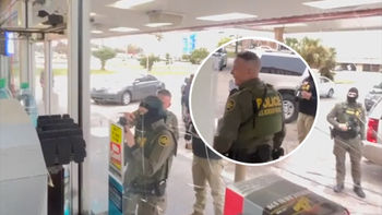 Empleado cierra la puerta de tienda a la Patrulla Fronteriza y al jefe Greg Bovino: “Ve a otro lado”