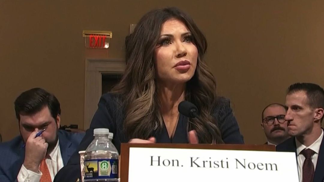 Detalles de la tensa audiencia en la que Noem fue cuestionada por las políticas migratorias de Trump | ViX