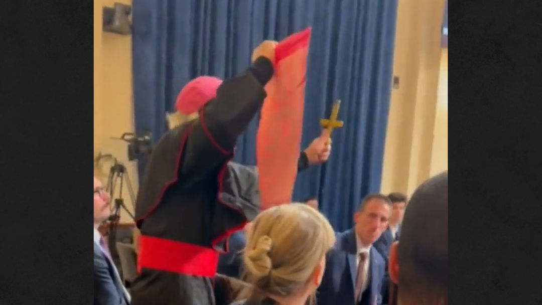 Así interrumpieron una audiencia de Kristi Noem: piden un “alto a las redadas” | ViX