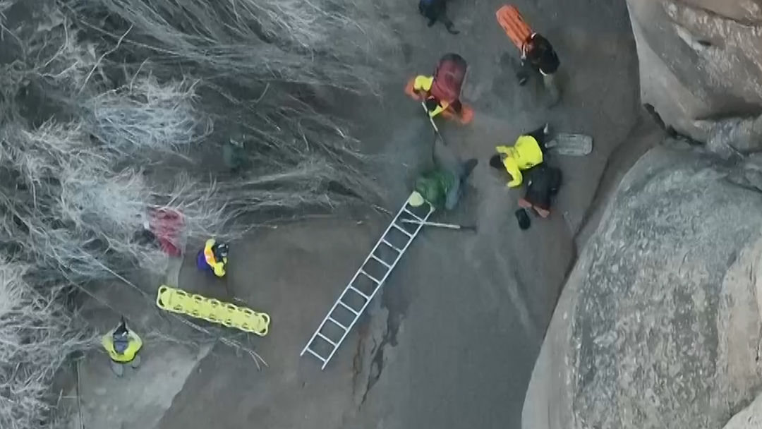 En video: Con palas y una escalera rescatan a un excursionista atrapado en arenas movedizas en Utah | ViX