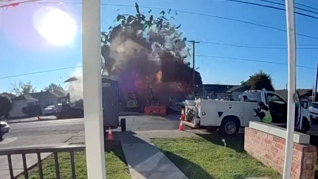 En video: El momento en el que estalla un edificio en California | ViX