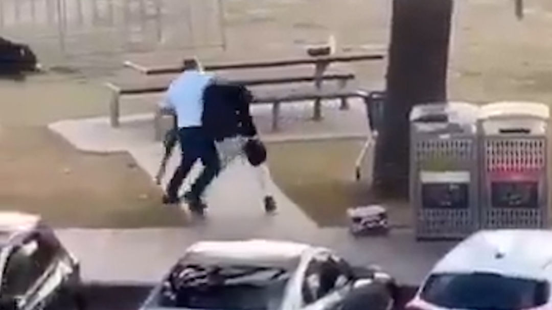 Dramáticas imágenes del atentado en Bondi Beach: un “héroe” que tumbó a un atacante y caos en medio de los disparos | ViX