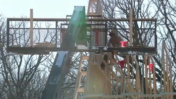 Agentes de ICE intentaron detener a dos trabajadores, pero ellos se negaron a bajar de un tejado