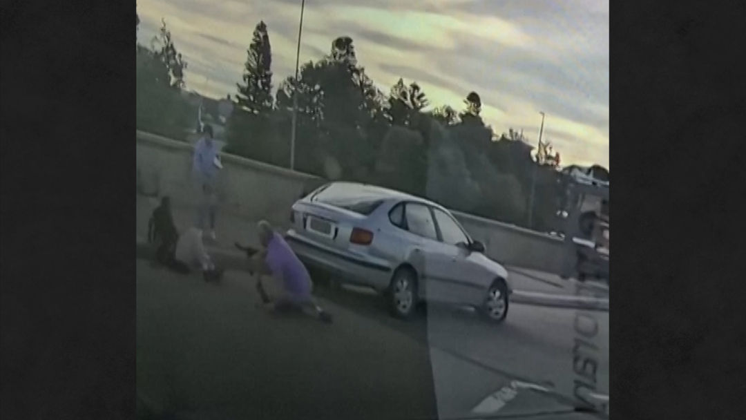 El momento en el que una pareja intentó detener al tirador de Bondi Beach antes de ser asesinados | ViX