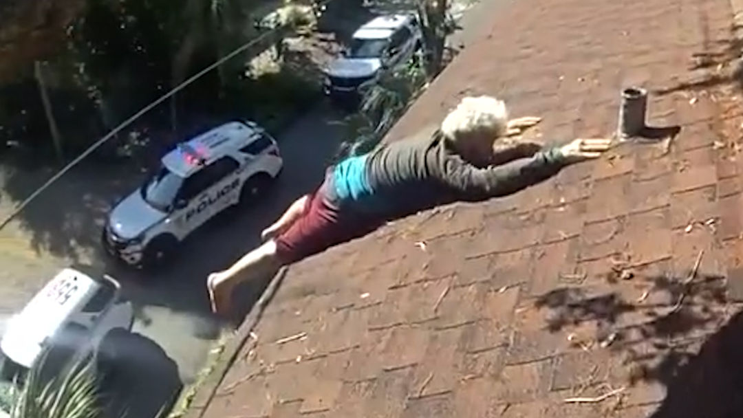 Adulto mayor quitaba hojas de su tejado, tropezó y quedó colgando del tercer piso: así fue rescatado | ViX