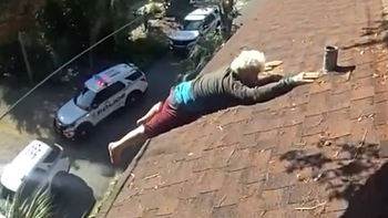 Adulto mayor quitaba hojas de su tejado, tropezó y quedó colgando del tercer piso: así fue rescatado