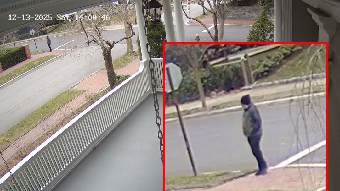 Nuevas imágenes de la persona de interés buscada por el tiroteo en la Universidad de Brown | ViX