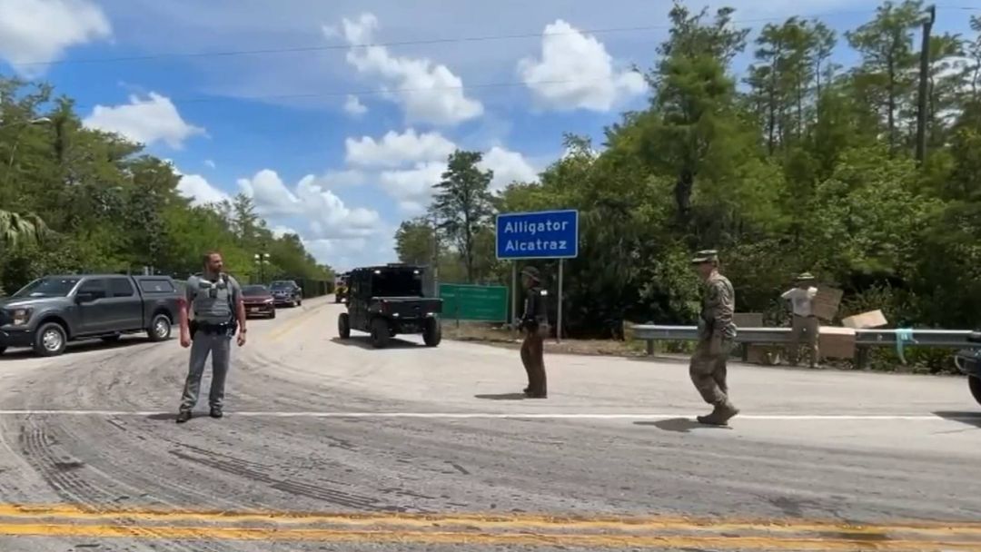 Inmigrantes presentan una demanda por supuestas torturas y tratos inhumanos en 'Alligator Alcatraz' | ViX