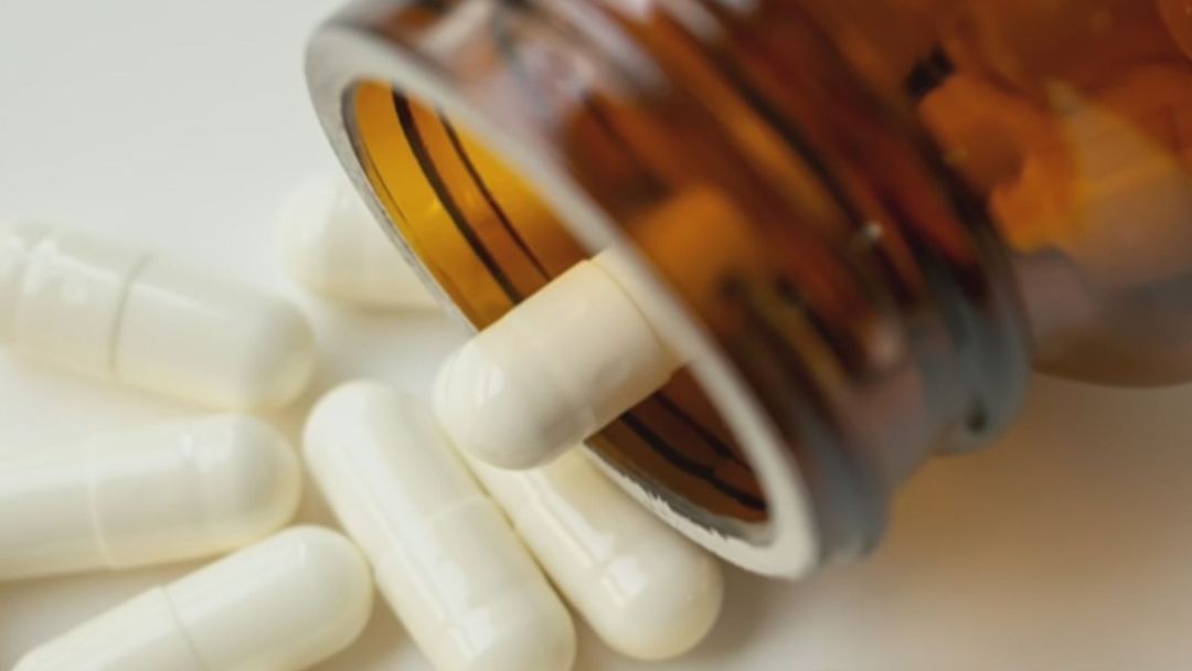 La FDA aprueba una píldora para tratar el deseo sexual en mujeres que han pasado por la menopausia | ViX