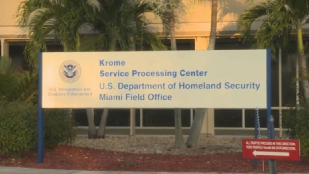 "El trato es inhumano": inmigrantes denuncian falta de atención médica en centro de ICE en Florida | ViX